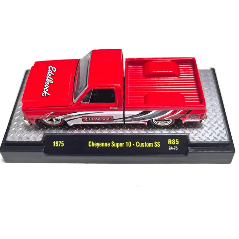 M2 Diecast 1:64 Scale 1975 Cheyenne Super 10 1970 Mustang Mach 1 Simulation Alloy Toy Car Model Static Decoration Display Gifts