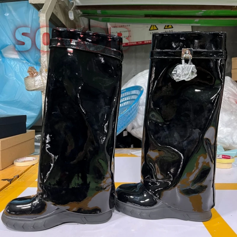 

Женские черные сапоги с серебряным замком. Классические остроконечные сапоги на высоком каблуке. Широкие зимние сапоги для женщин. Сапоги выше колена.