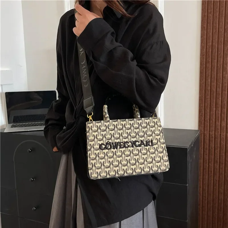 

2025 New Limited - Edition Ladies' Jacquard Tote Retro - style Roomy Travel Shoulder Bag