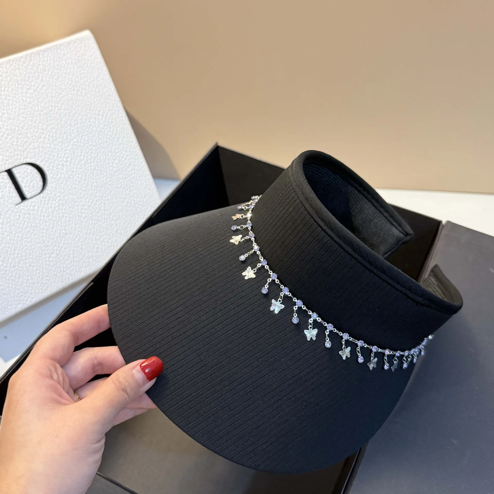 2025 صيف جديد! قبعة نسائية فارغة بسلسلة فراشة سريعة الجفاف، متعددة الاستخدامات، تصميم شريط عمودي للحماية من الشمس في الهواء الطلق