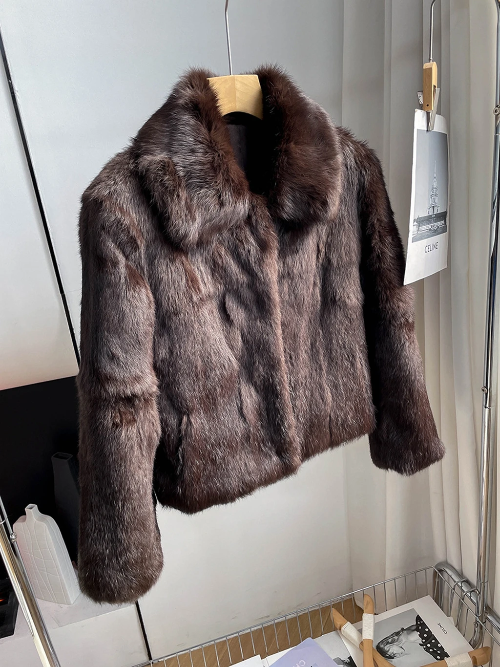 Abrigo de piel de conejo de cuero entero color café, cuello alto corto para mujer, ropa de invierno estilo antiguo Qian 2025