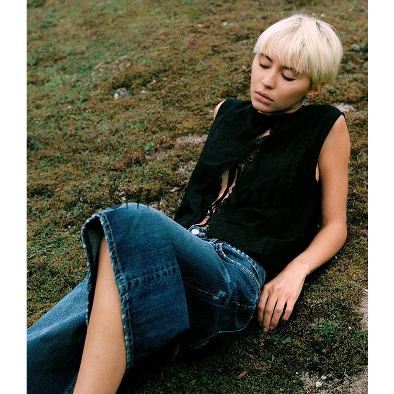 قميص نسائي جديد للربيع بياقة مستديرة وتطريز بدون أكمام مع زخرفة عقدة الفراشة مصنوع من ألياف البوليستر 00٪ بطول عادي