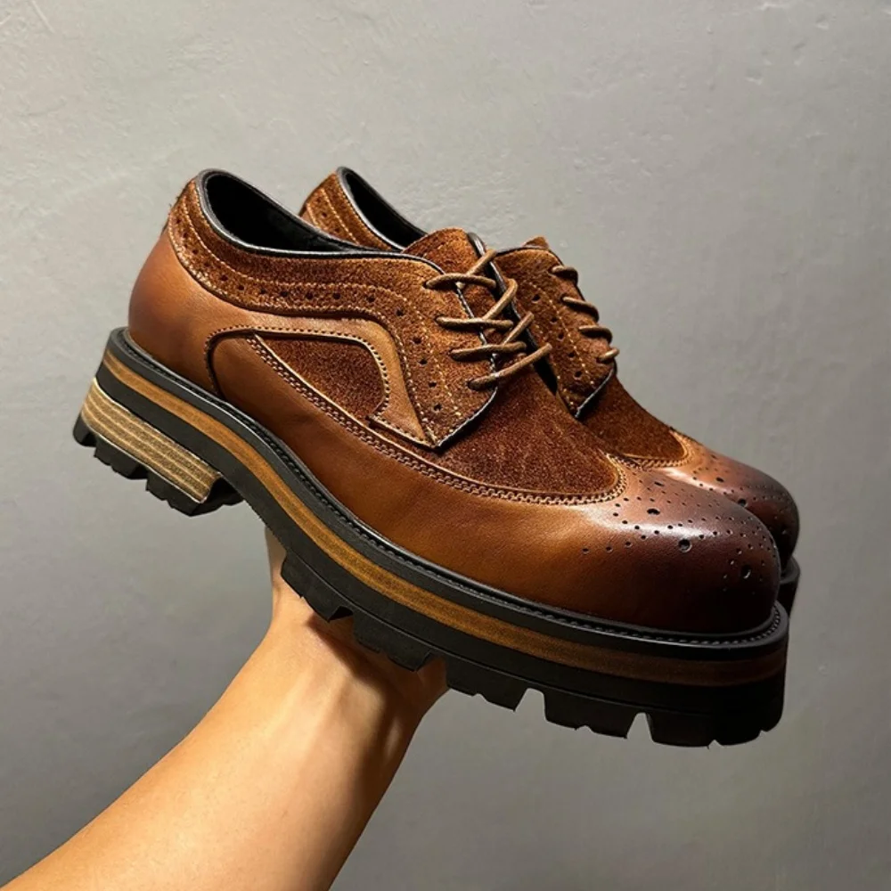 أحذية QHCCID الرجالية العصرية المصنوعة يدويًا من جلد البقر مع منحوتة عتيقة لزيادة الارتفاع أحذية رجالية