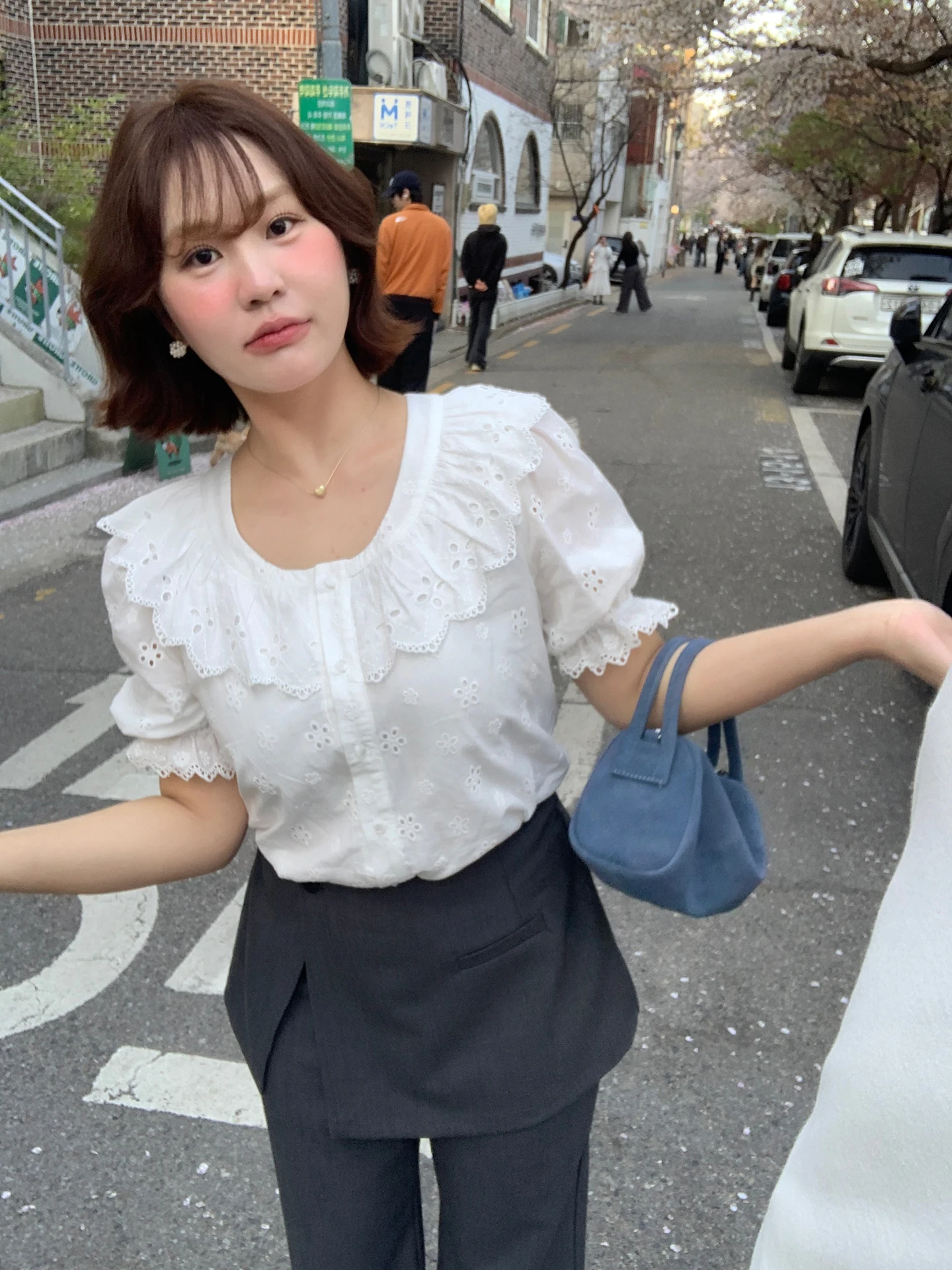 

Корейская стильная женская рубашка с коротким рукавом и вырезами, модный повседневный хлопковый топ с круглым вырезом, на пуговицах, с цветочным узором