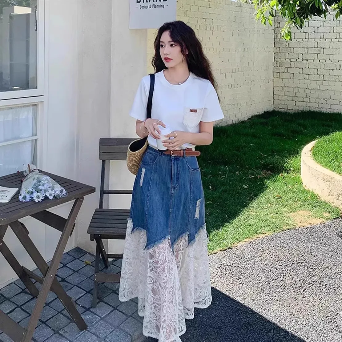 ملابس صيفية مقترنة بتي شيرت أبيض بأكمام قصيرة وتنورة من الدنيم المرقعة بالدانتيل لتقليل العمر وتنورة جينز راقية
