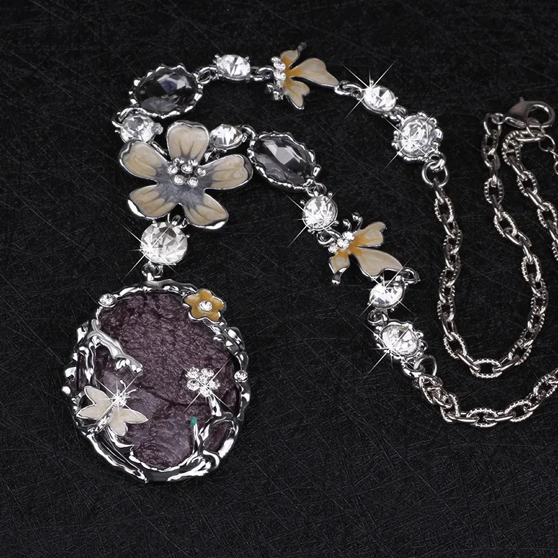 여성용 세련된 짧은 스웨터 체인과 긴 장식 목걸이입니다.