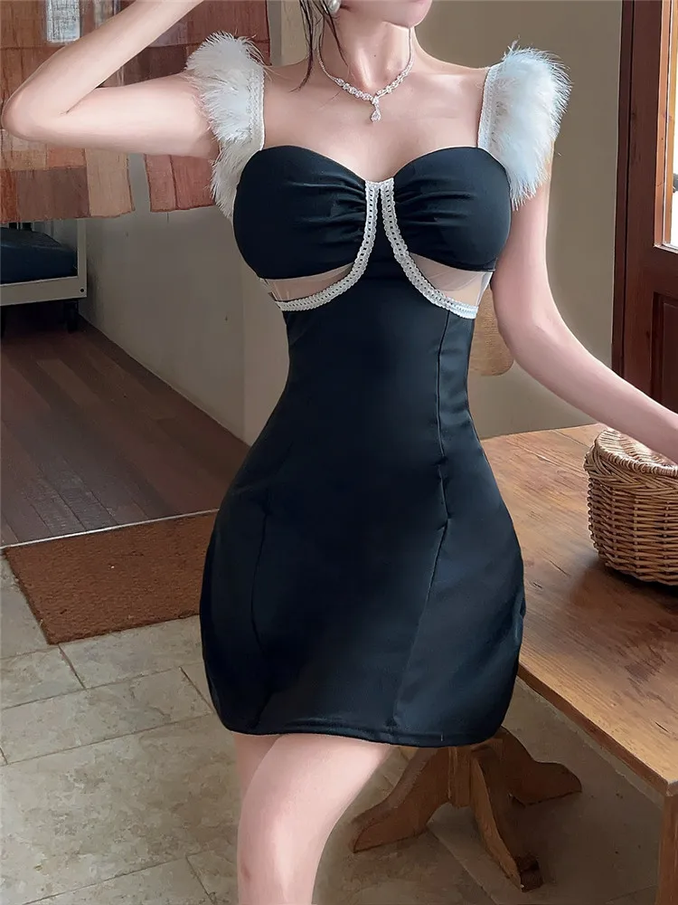 Abito da festa di compleanno blu nero patchwork di piume di moda Abito estivo aderente da donna con colletto quadrato in rete cava