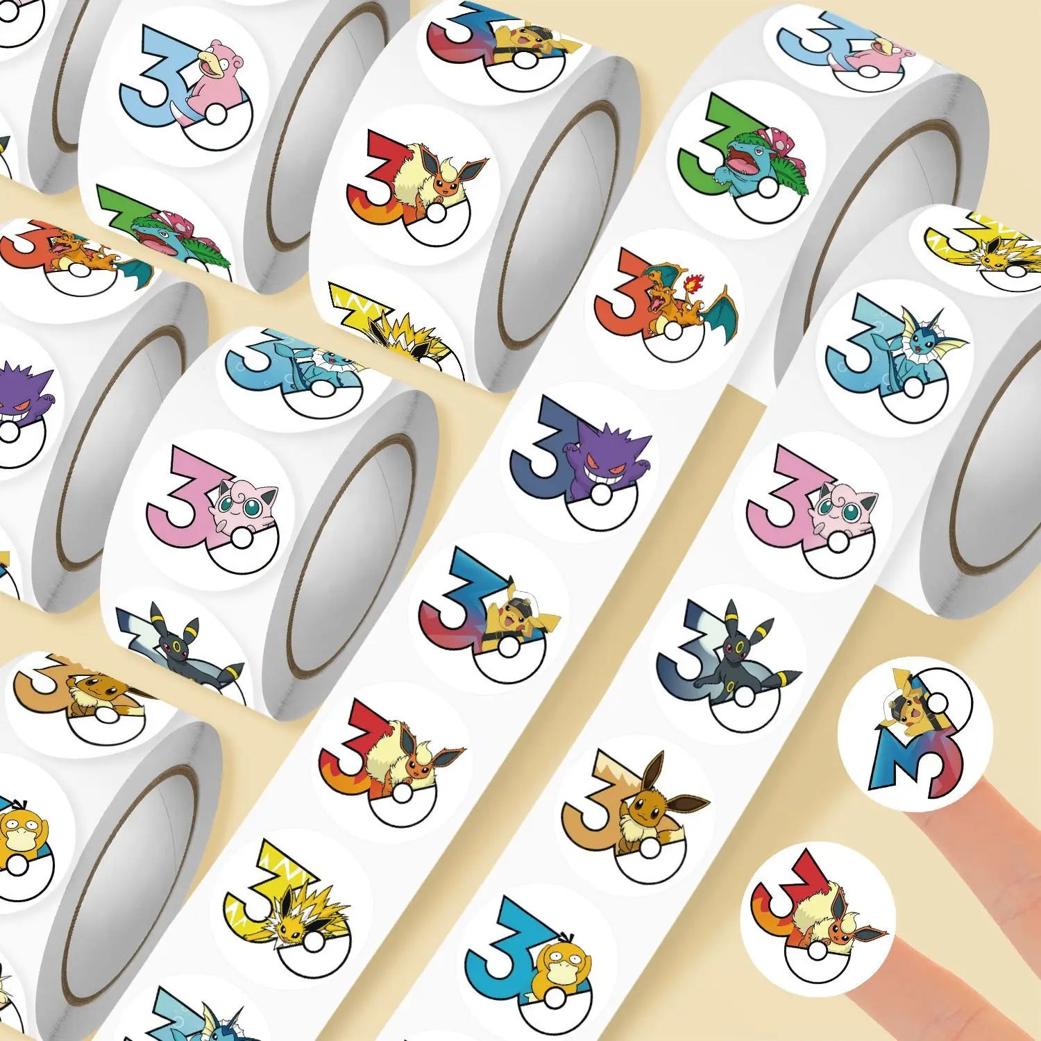 500 Adet/rulo Karikatür Pokemon Rulo Çıkartmalar Sevimli Pikachu Ödül Çıkartmalar Dekorasyon Bandı DIY Malzeme Çocuk Kırtasiye Oyuncak Hediye