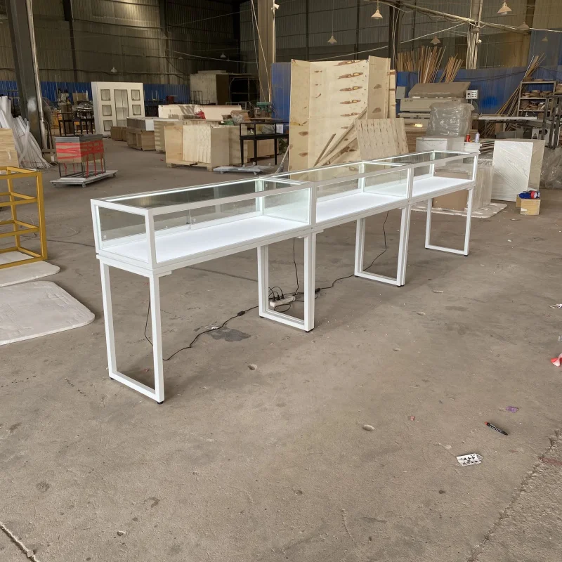 

Индивидуальные витрины для ювелирных изделий с белой металлической рамой и стеклом для розничных магазинов