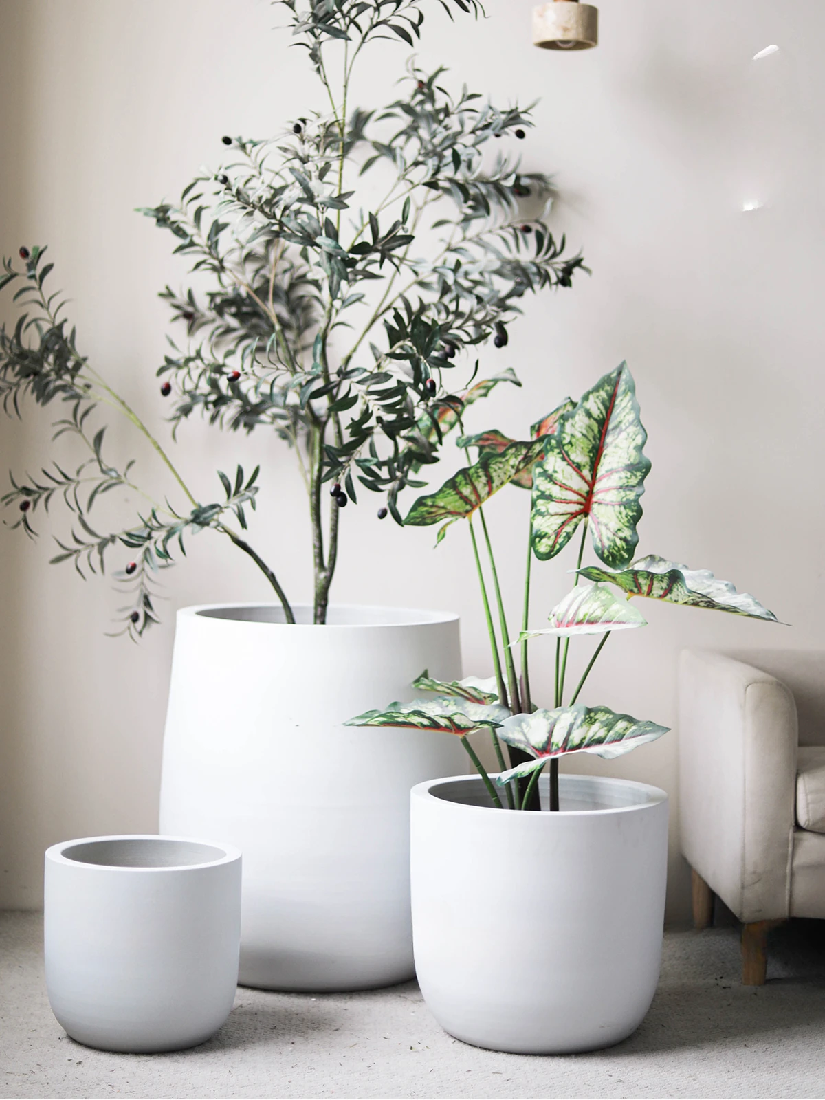 The product can be customized. Floor-to-floor white ceramic flowerpots are simple, extra-large diameter, high pots, living roomo