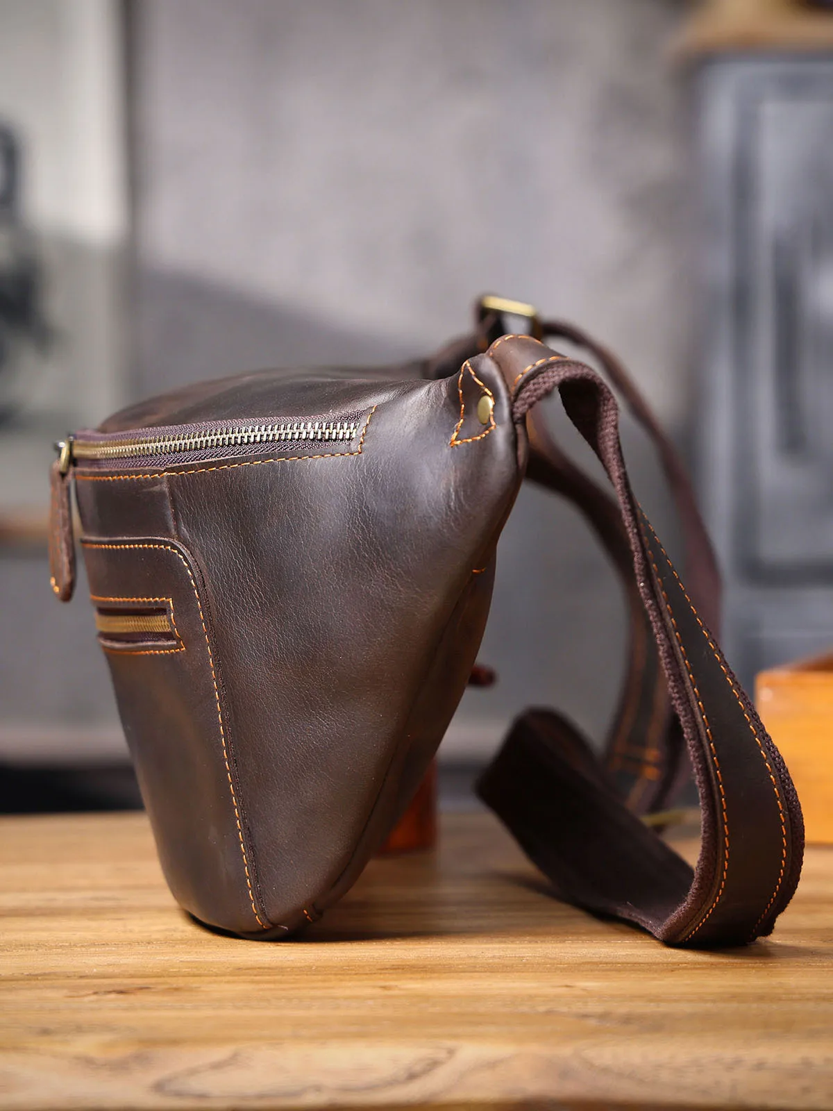casual vintage high-quality first layer cowhide men's phone chest bag outdoor travel luxury genuine leather sports crossbody bag