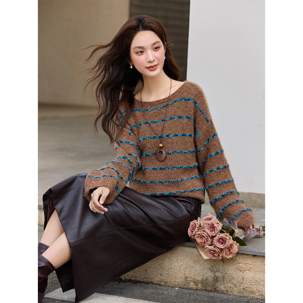 VIMLY Ontspannen gestreepte gebreide trui voor dames 2025, herfst, schuine hals, contrasterende kleur, ontwerp, truien, luie stijl, zachte trui 30398