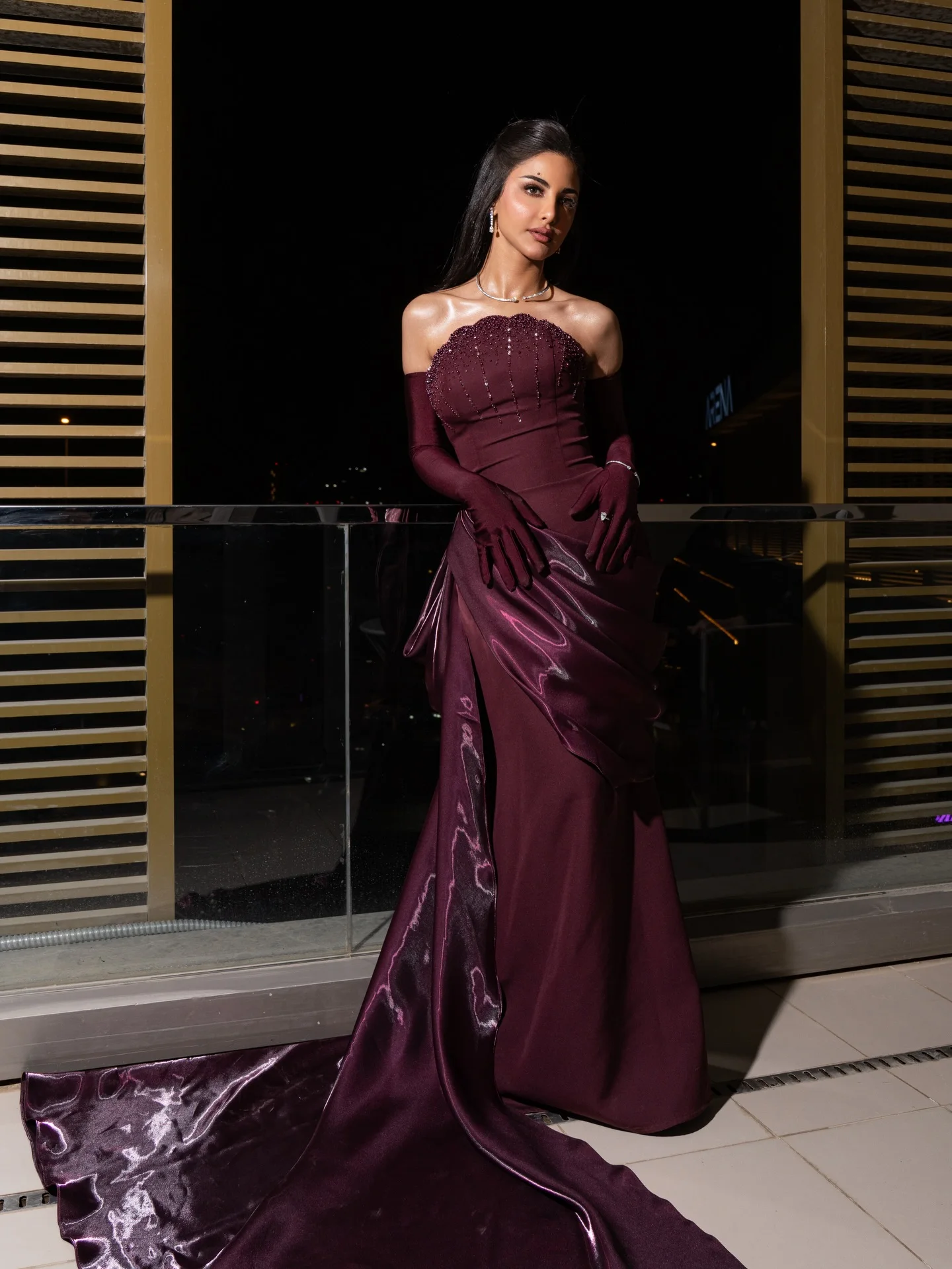 Sharon Said Dubai Weinrotes trägerloses Meerjungfrauen-Abendkleid mit Perlen und Quasten aus Satin mit Handschuhen, formelles Ballkleid für Damen SS608, maßgeschneidert – Detail 6