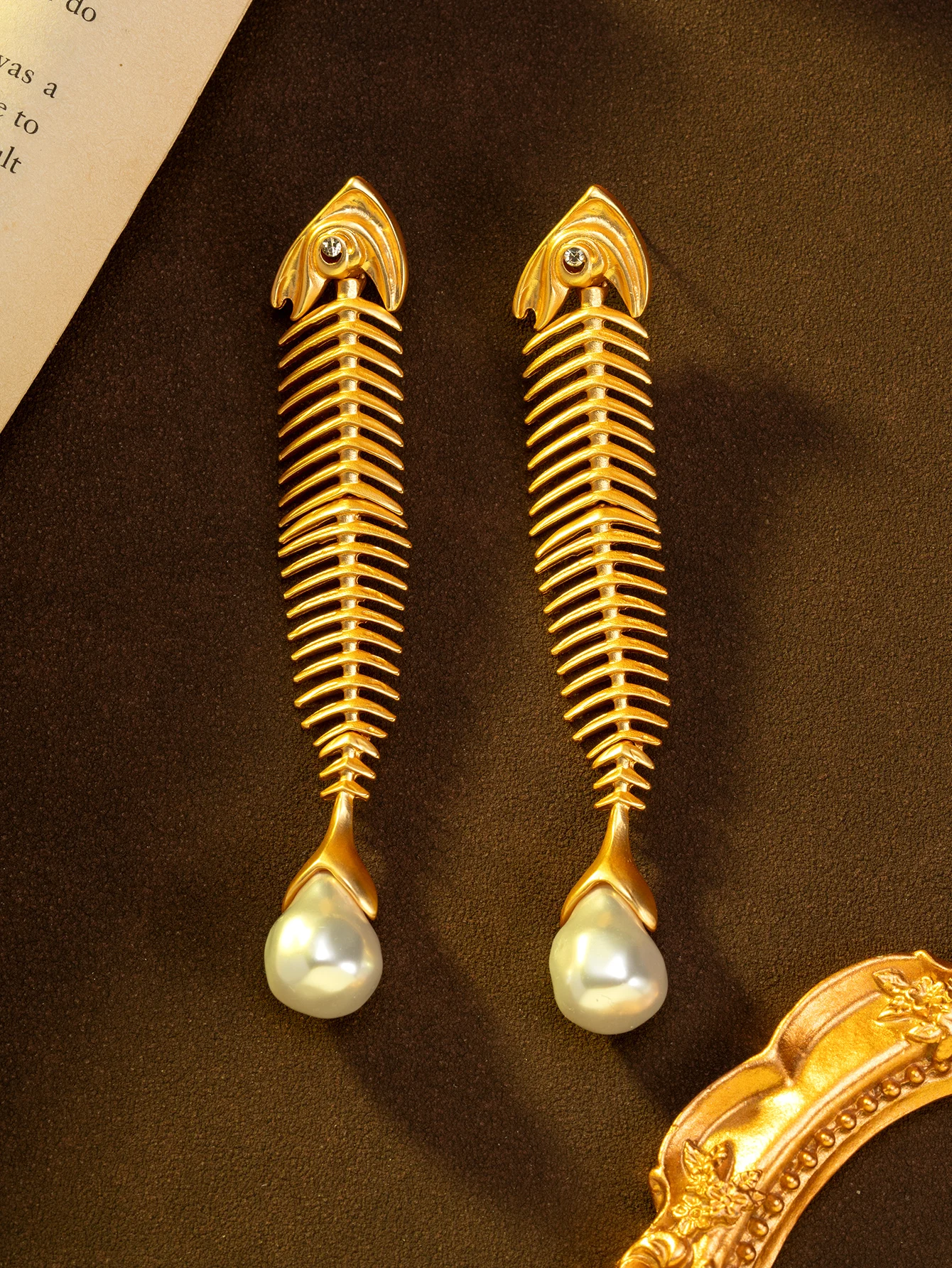 1 Pair of Vintage Exaggerated Gold Fishbone Faux Pearl Pendant Earrings, Fashionable and Unique, Suitable for Women to Wear Daily or at Parties, Perfect as a Gift