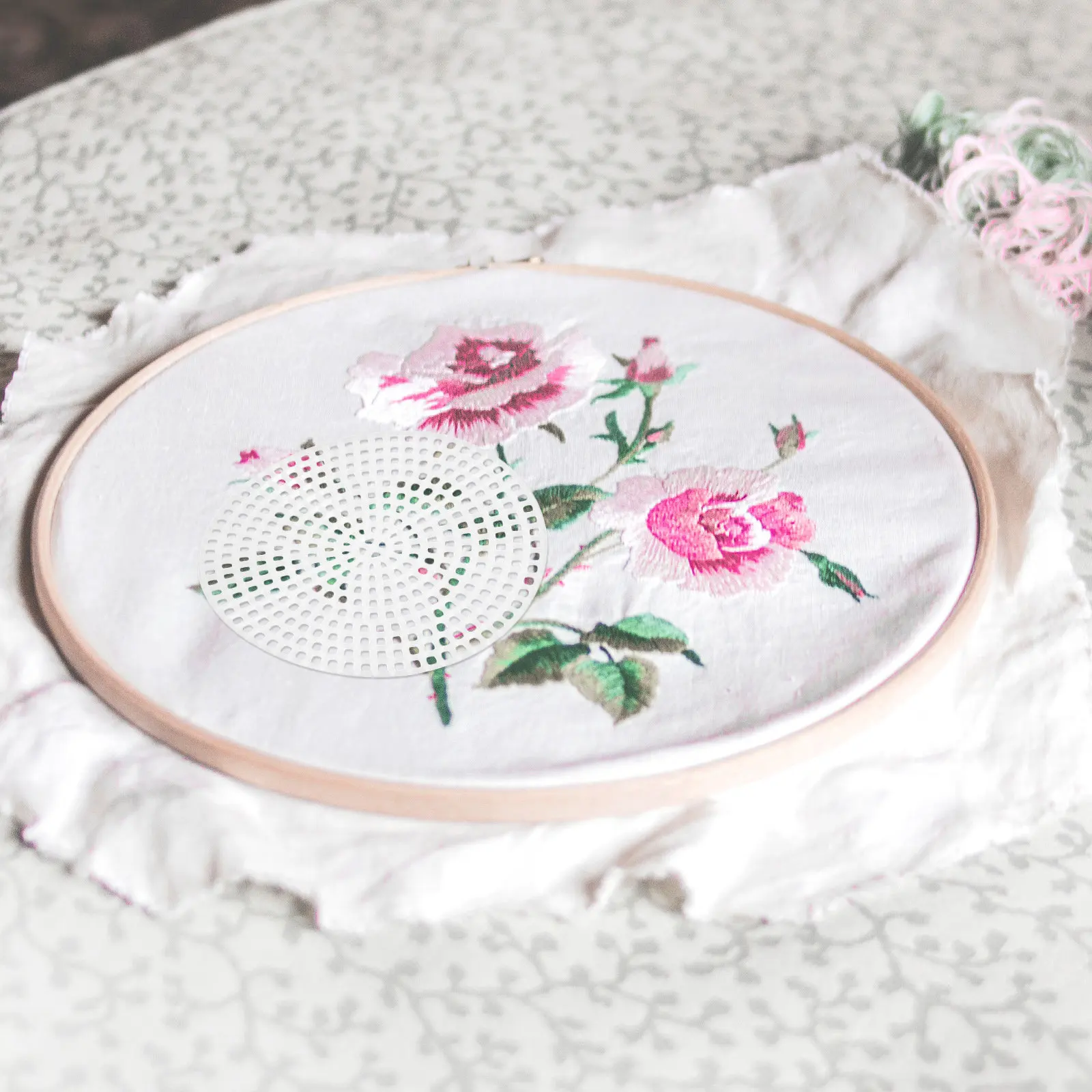 

70 шт. пластиковых холстов-сеток для вышивки крестом, гобеленов, штопки, финишной обработки, рукоделия, шитья, цветных подставок под кружки и сумок