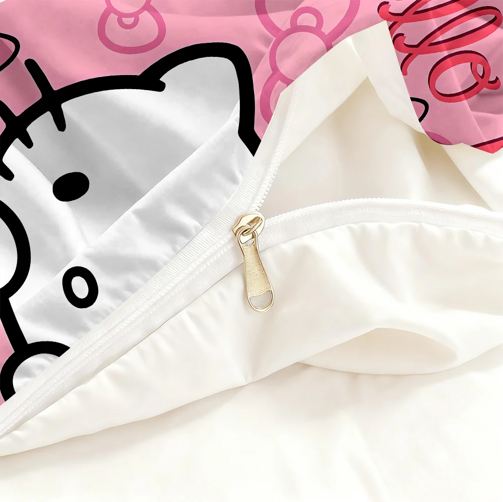 غطاء لحاف سانريو هالو كيتي البسيط عبارة عن غطاء لحاف مريح وخفيف الوزن مناسب لجميع أنواع البشرة.