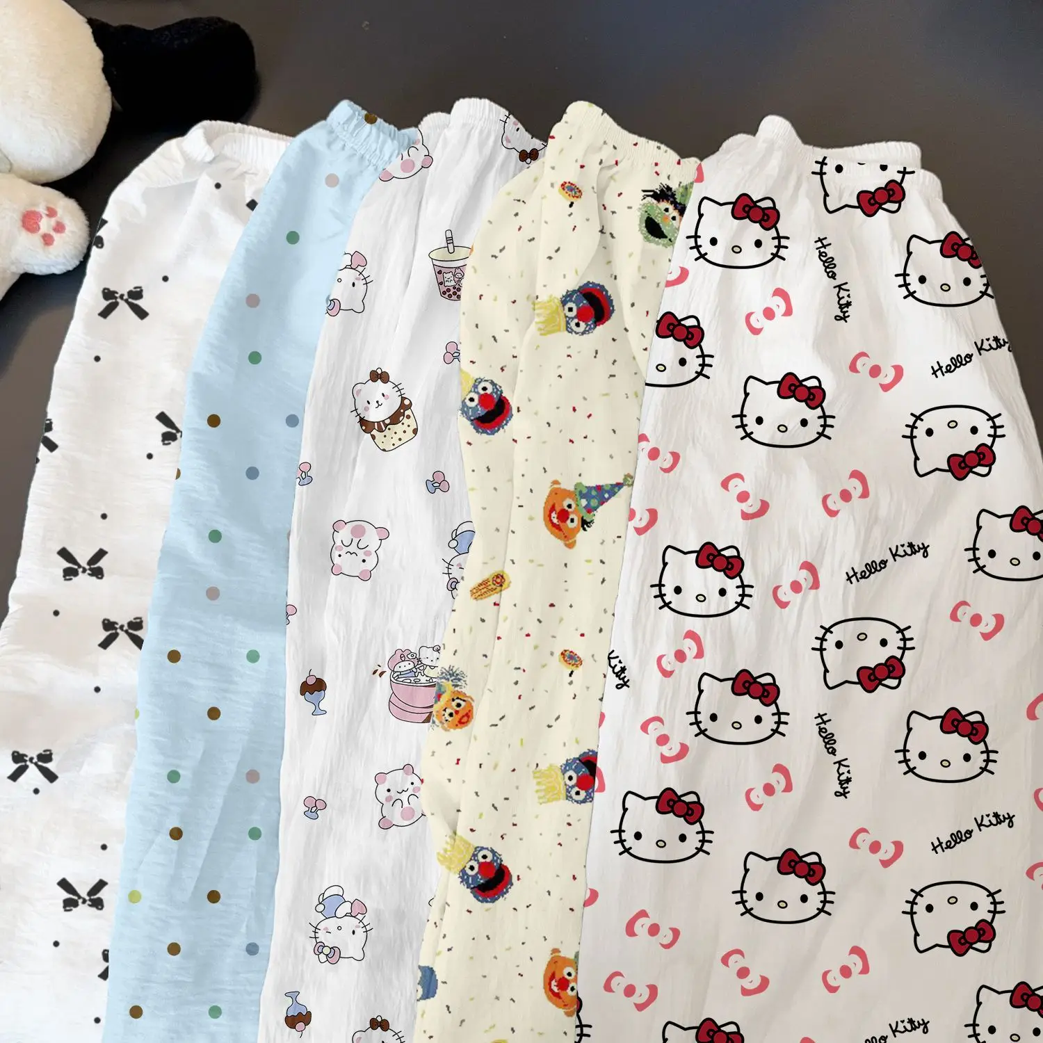 กางเกงนอนลายการ์ตูนผ้าไหมนมใหม่สำหรับฤดูร้อน ทรงหลวม สไตล์สบายๆ เหมาะสำหรับใส่เดินเล่น น่ารัก ตกแต่งบ้าน ชุดลำลองสำหรับผู้หญิง