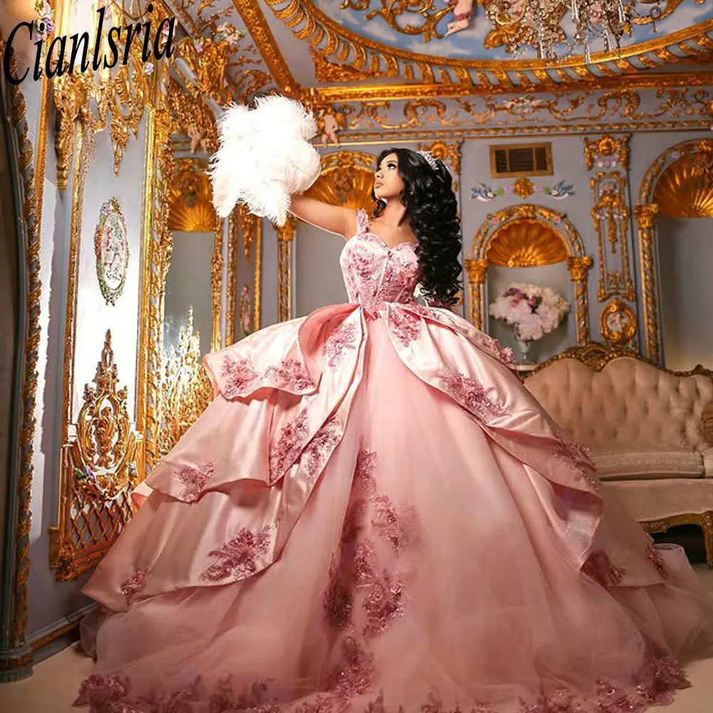 

Розовое кружевное платье Quinceanera с 3D цветочным принтом, бальное платье с открытыми плечами и оборками, бантом, сладкое 15-е годы, мексиканское индивидуальное платье