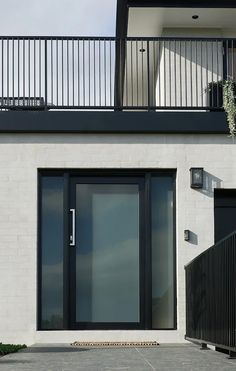 Porte francesi Hardware tedesco Porte interne in lega di alluminio premium Porta in vetro dal design minimalista a doppio smalto per ville moderne