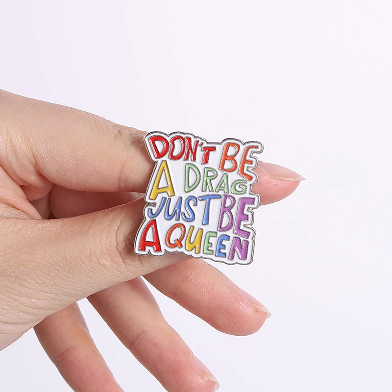Don't Be A Drag Just Be A Queen Emaille-Pins, motivierende, freche Regenbogen-Zitate, Brosche, Rucksack- und Kleidungsabzeichen, Modeschmuck, Geschenk – Detail 2