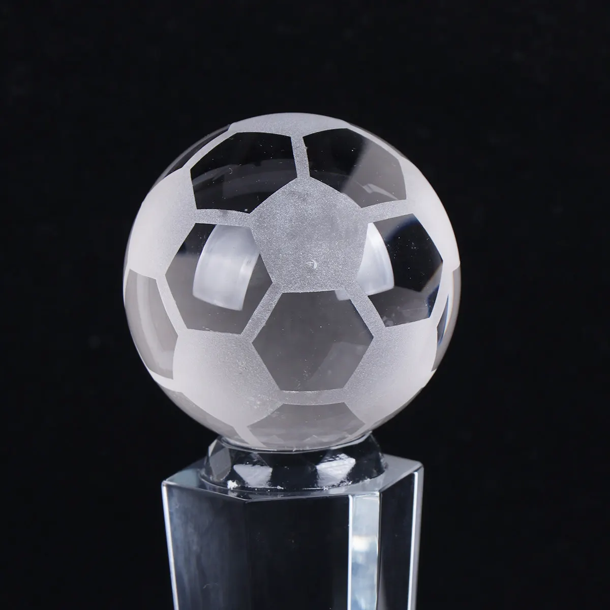 

Хрустальный наградной кубок с футбольным дизайном для сувениров на вечеринках, школьных принадлежностей, наград на спортивные мероприятия и празднования