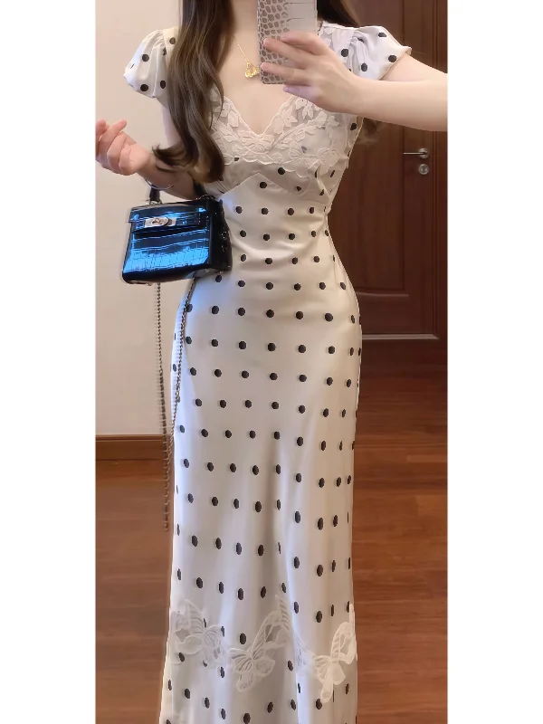 فستان صيفي طويل أنيق بتصميم فرنسي منقط من الأسيتات والساتين، بأكمام قصيرة ورقبة على شكل V وأكمام فقاعية، مع تصميم مشدود عند ا...