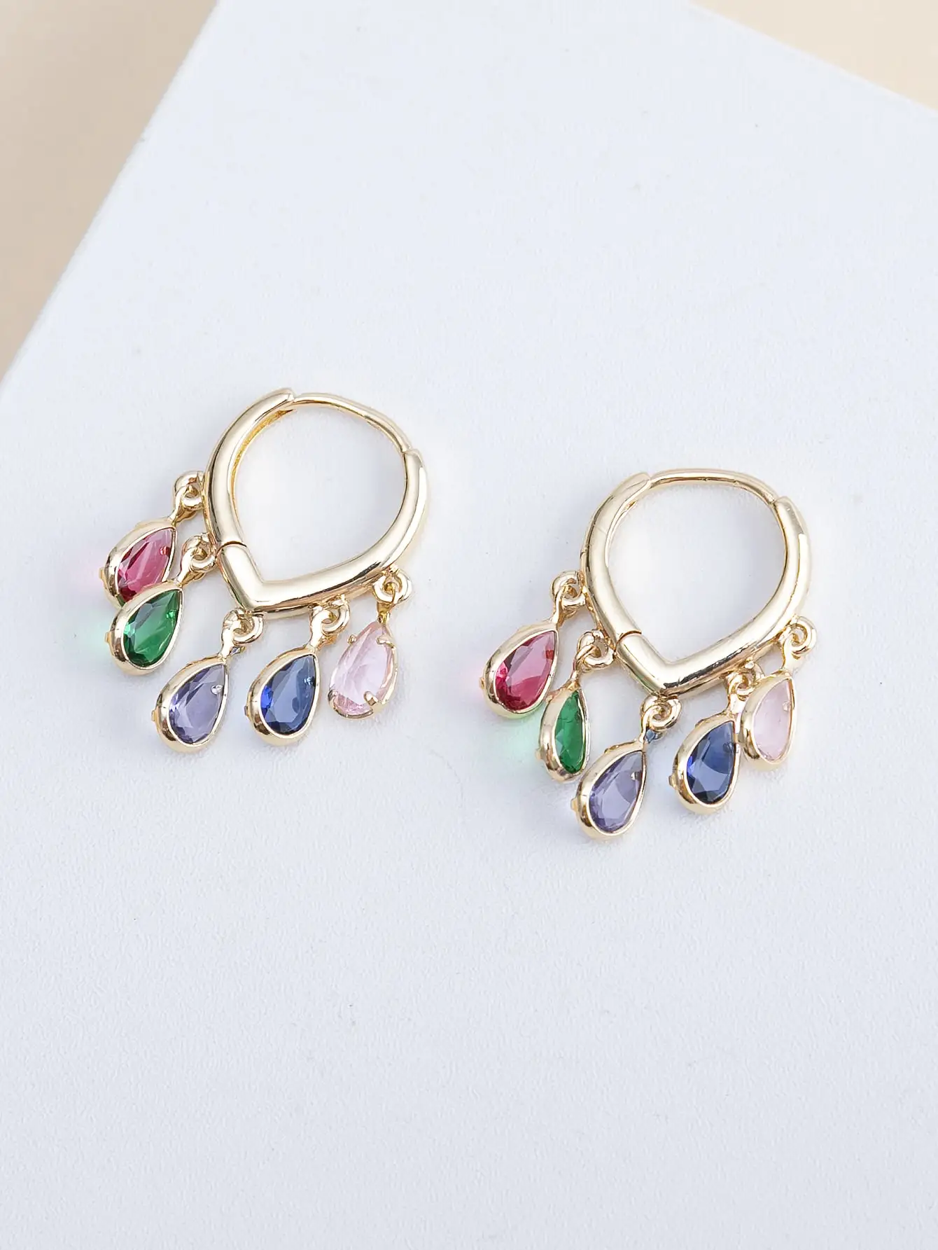 

Золотые серьги-кольца с разноцветными подвесками в форме капли из циркония, идеально подходят для повседневной носки, вечеринок и в качестве подарка.