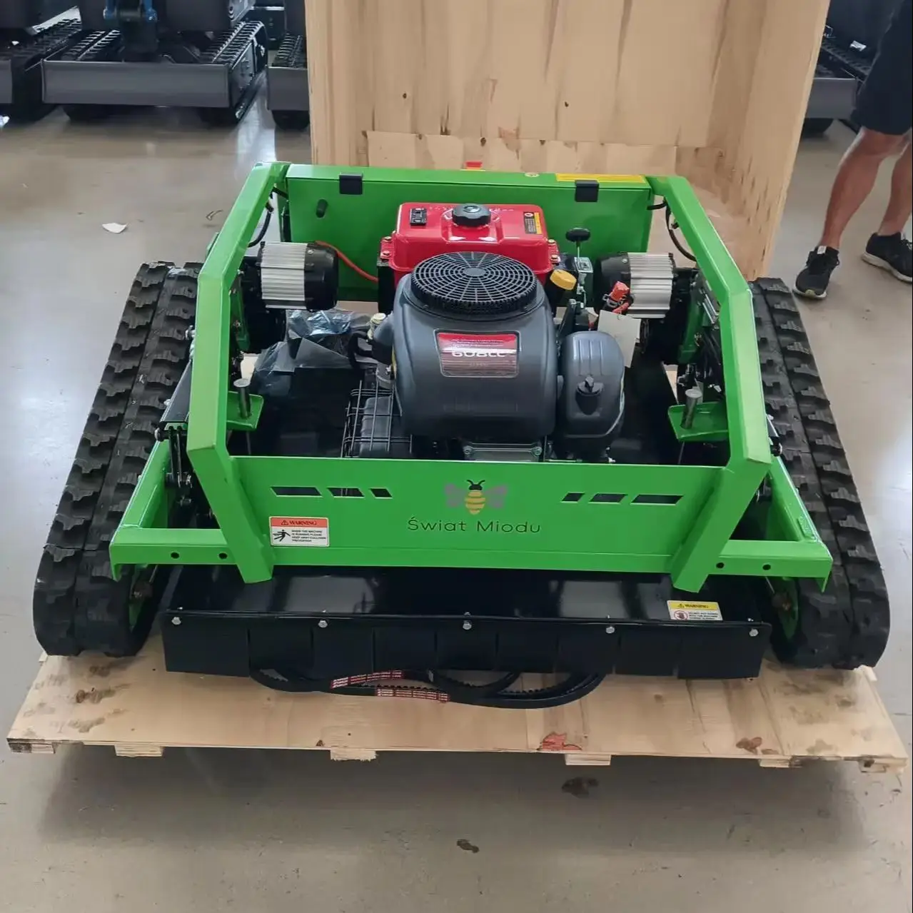 Mesin pemotong rumput robo berkualitas tinggi dengan kontrol jarak jauh cerdas, efisiensi pemotongan 4000 meter persegi/jam, dilengkapi pompa oli dan motor reduksi.