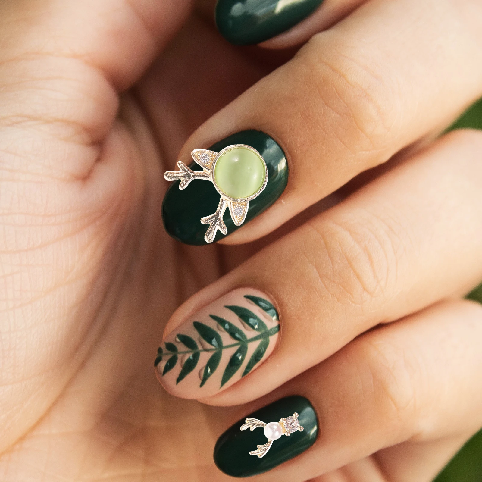 

5Pcs Christmas Nail Charms for Women Elegant Small Nail Decorations DIY Manicure Jewelry Gems Festival Party Supplies