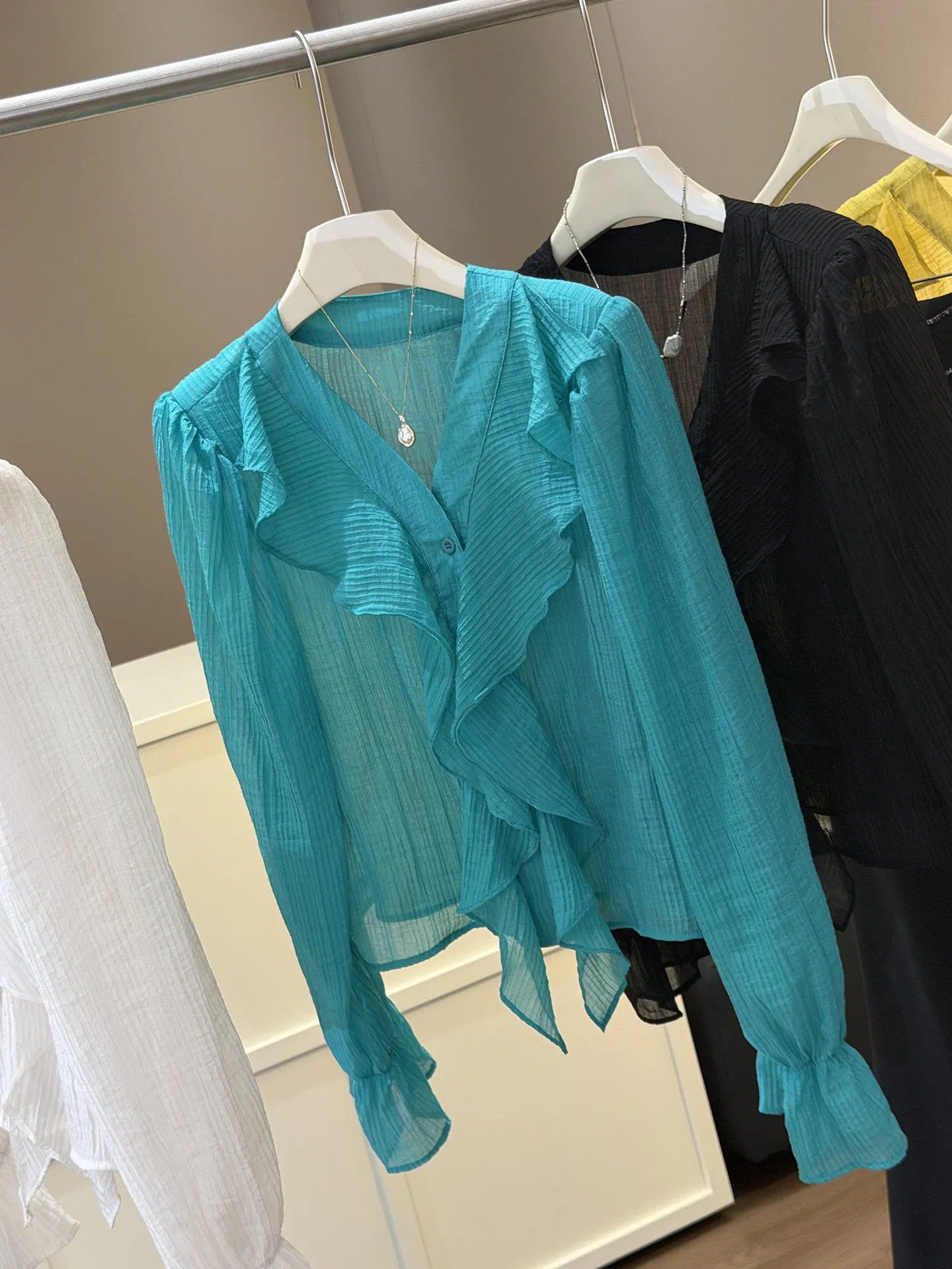 

Женская шифоновая блузка во французском стиле с рюшами, длинным рукавом, тонким V-образным вырезом, на одной пуговице, свободного кроя, элегантная, для создания изысканного образа