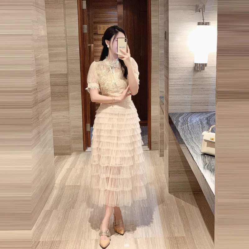 Vestido de Verão Novo Estilo com Gola Alta, Manga Curta de Renda E em Cor Flor de Cerejeira, Ajuste Slim e Saia em Cam...