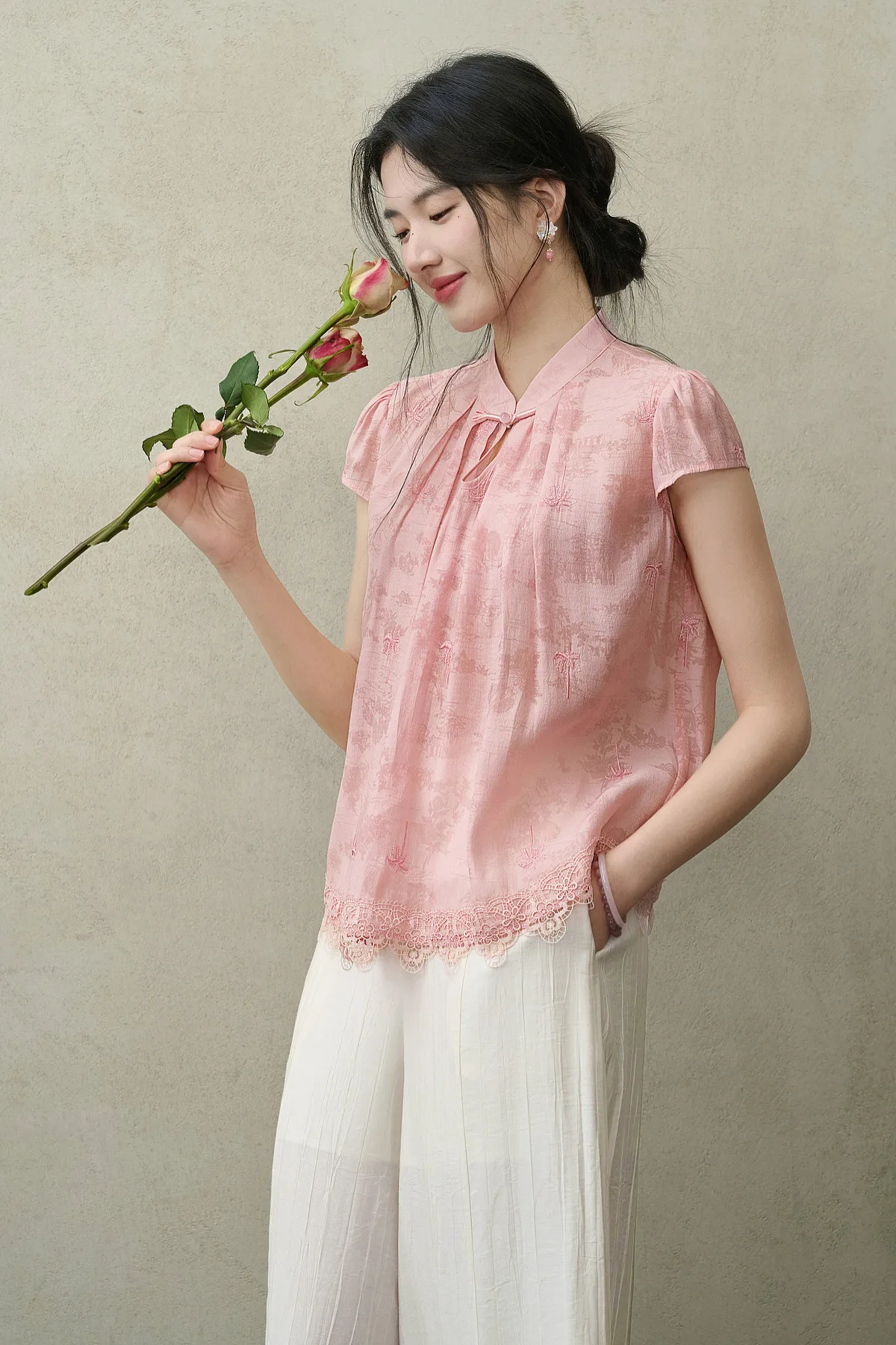 SENTUBILA Elegante Bestickte Jacquard-Chiffonbluse für Damen, Rosa, mit Gepinntem Plissee-Stehkragen und Spitzensaum, Locker Geschnittenes Hemd 162VF5004 – Detail 15