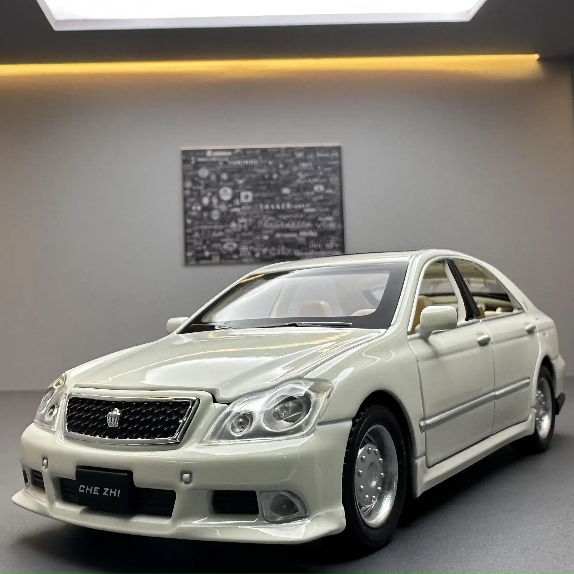 1:32 12th Toyota Crown Alloy Car Model Diecasts Vehicles Metal Toy Pull Back Car Model Simulation Sound and Light Kids Gift