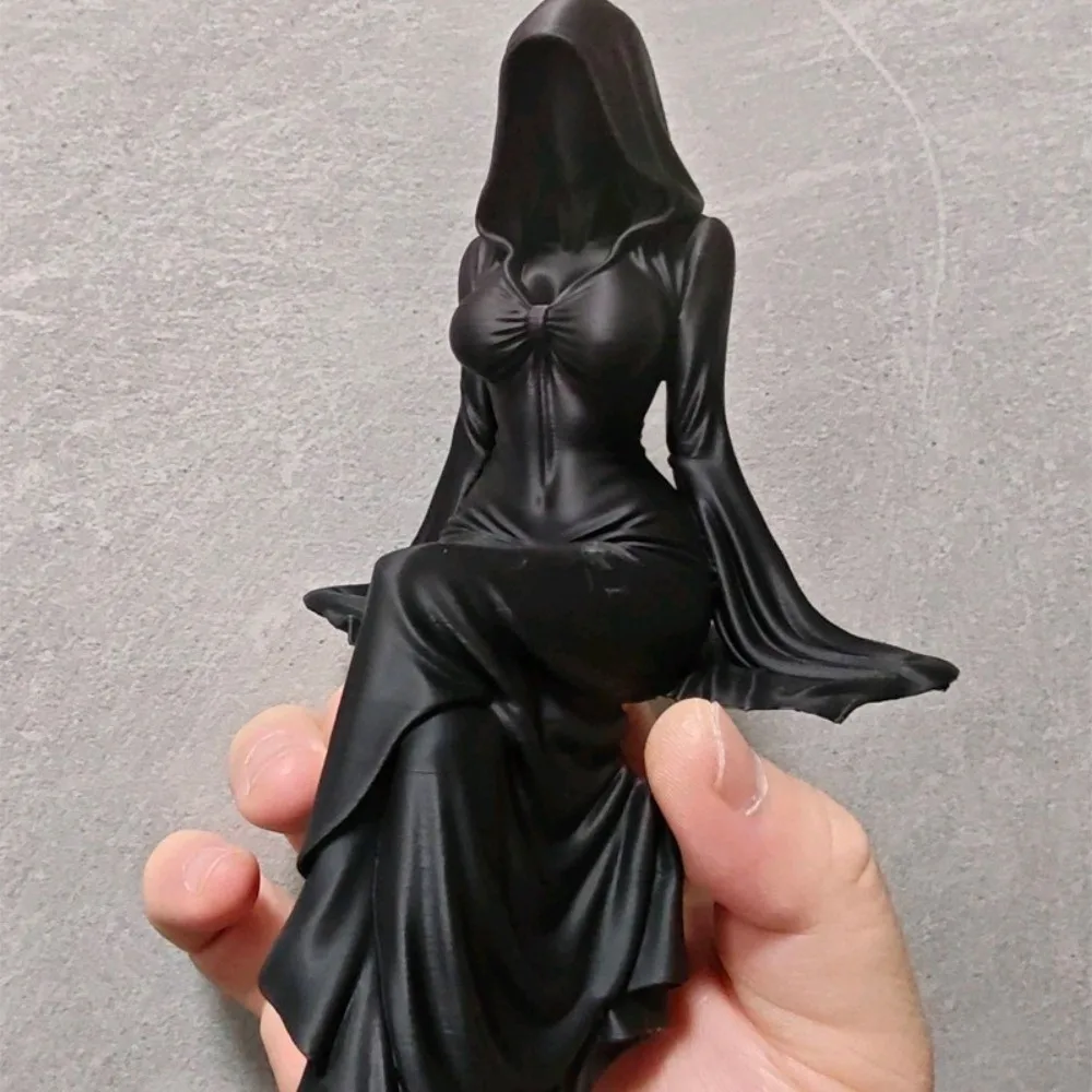Statue de femme gothique noire imprimée en 3D, faite à la main, avec capuche, mystérieuse, en pose assise intégrée