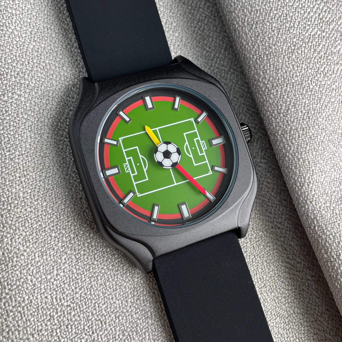 

CILOA brand creative watch men's high-end niche 2025 new quartz watch green football light luxury gift waterproof student watch