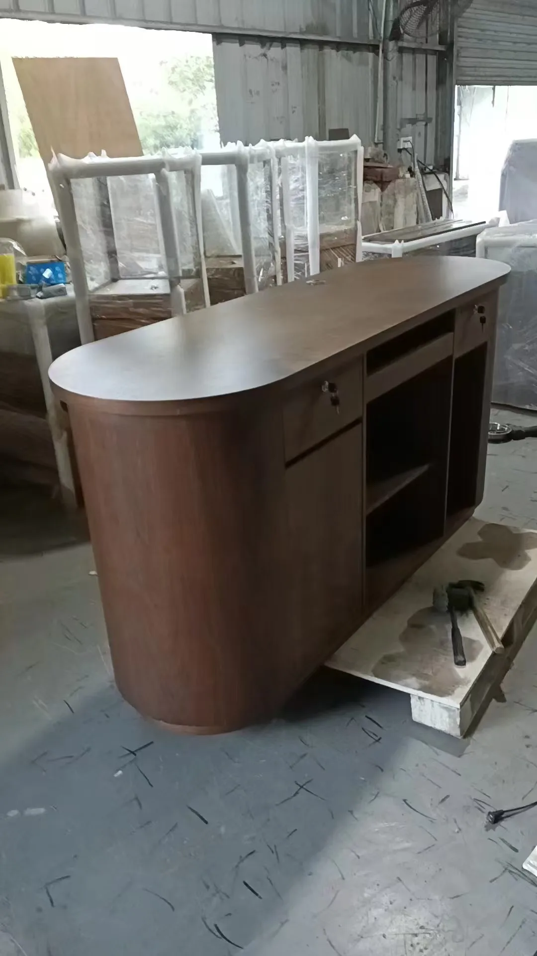 Walnut-colored reception desk Production time: 12-15 days. Shipping time: approximately 60-65 days by sea