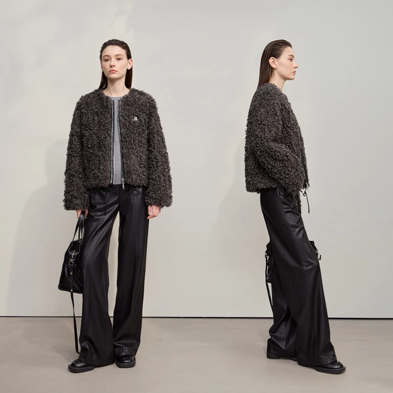 เสื้อโค้ทผู้หญิง Amii รุ่นปี 2025 สำหรับฤดูหนาว สไตล์มินิมอล คอทรงโอ ทรงหลวม เสื้อคลุมผู้หญิง ดีไซน์หรูหรา แขนยาว ซิปสั้น รุ่น 12514003