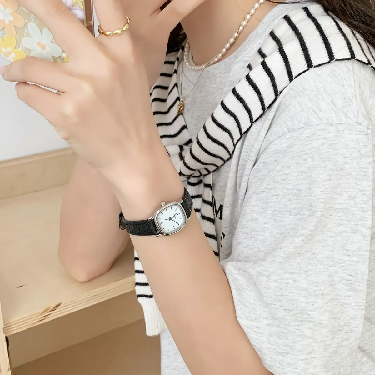 

MSTIANQ Watch Female Junior High School Students Ins Wind Niche High Value Retro Compact Small Dial White Simple Shi Ying