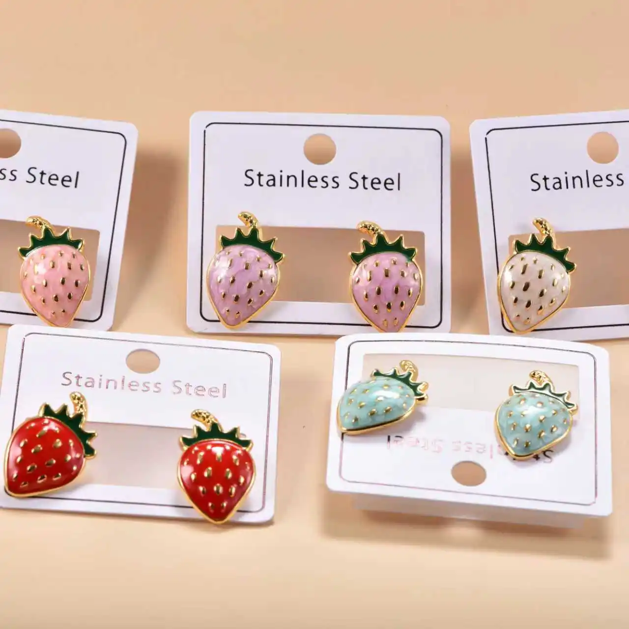 Niedliche bunte Emaille-Erdbeer-Ohrstecker für Damen, modische vergoldete Frucht-Ohrringe, Schmuckgeschenk – Detail 2