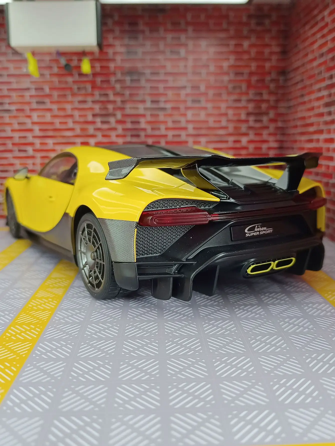 1: 18 simulation Bugatti Camron racing version alloy car model with doors that can be opened, sound and light feedback