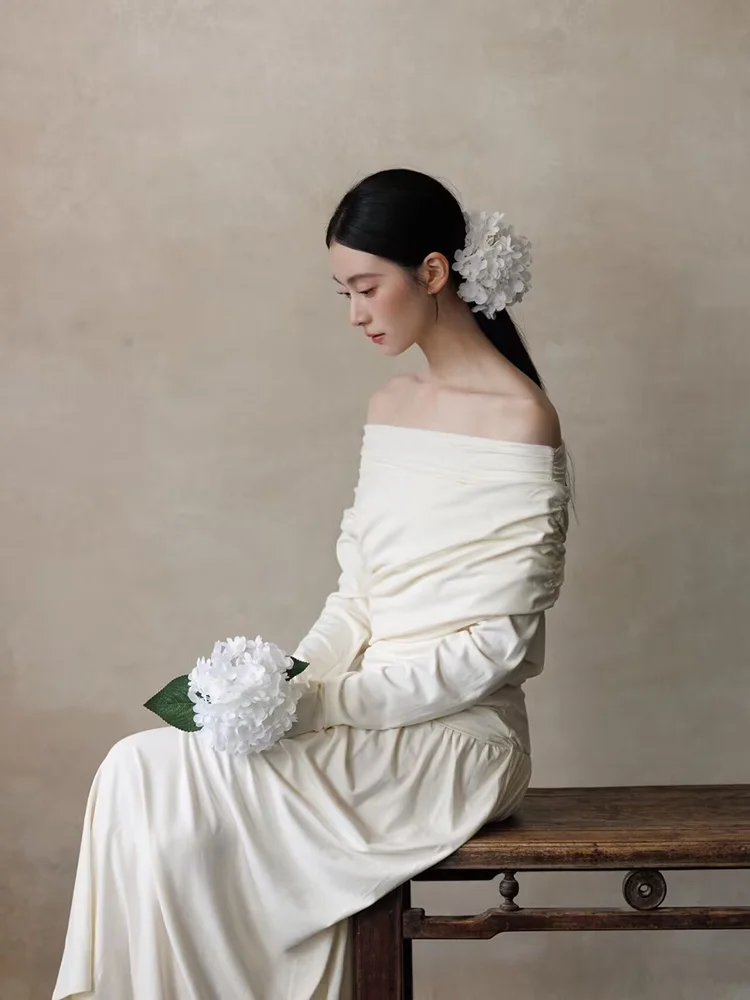 

Romantic Atmosphere Oil Painting Portrait Dress Cold Tone Photography Art Photo Costume Ethnic Style Women's Fashion Dress