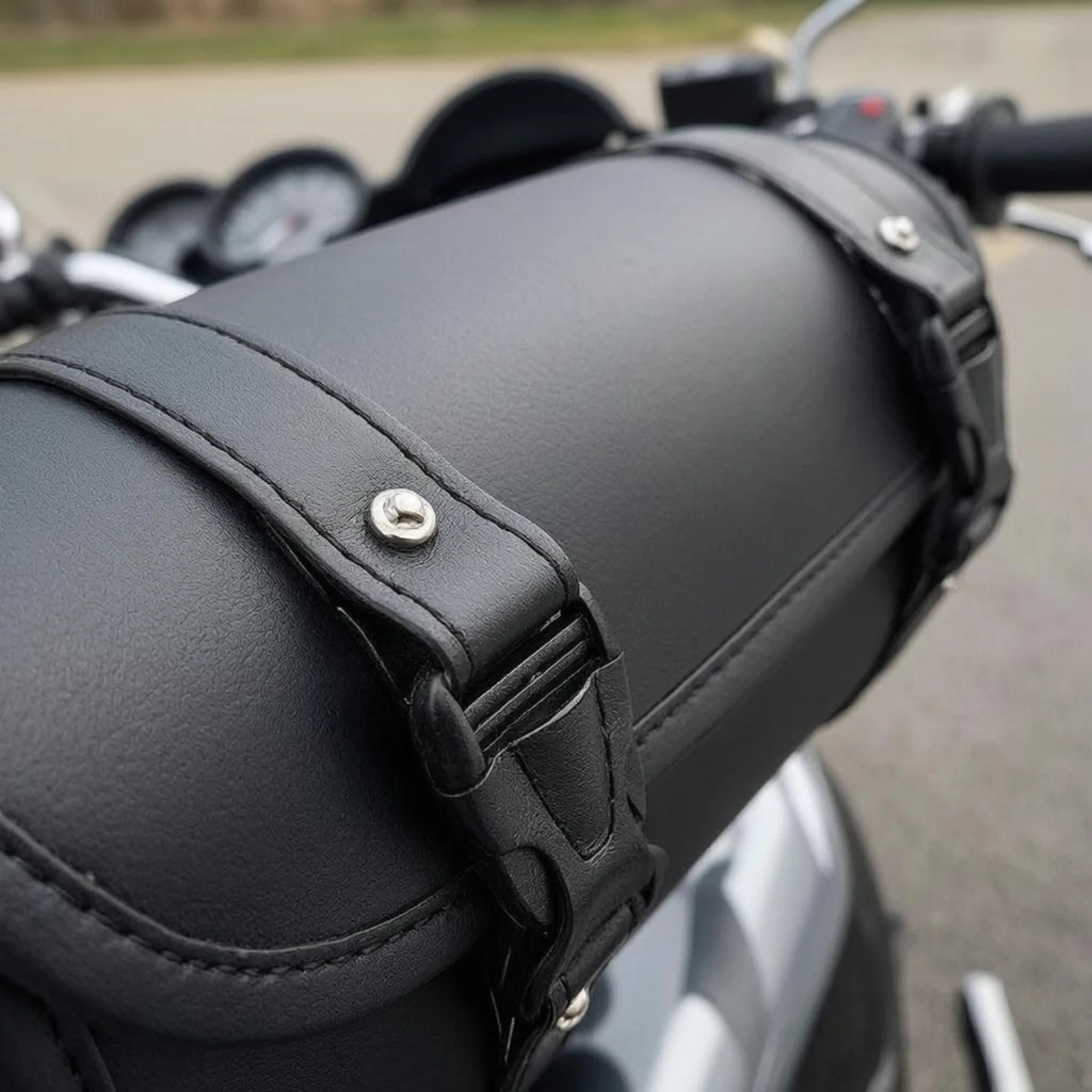 

Motorcycle Hanging Bag Waterproof Roll-Top Motorcycle Bag Buckle Straps Stitched Trim