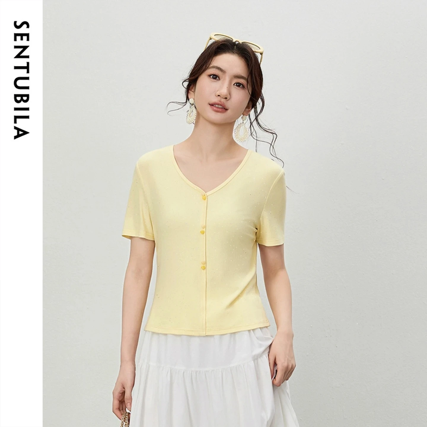 

SENTUBILA Casual Ribbed Knit V-Neck Top Women 2026 Summer Sparkle Rhinestone Double Jelly Buttons Short Sleeve Tee 162TI6707