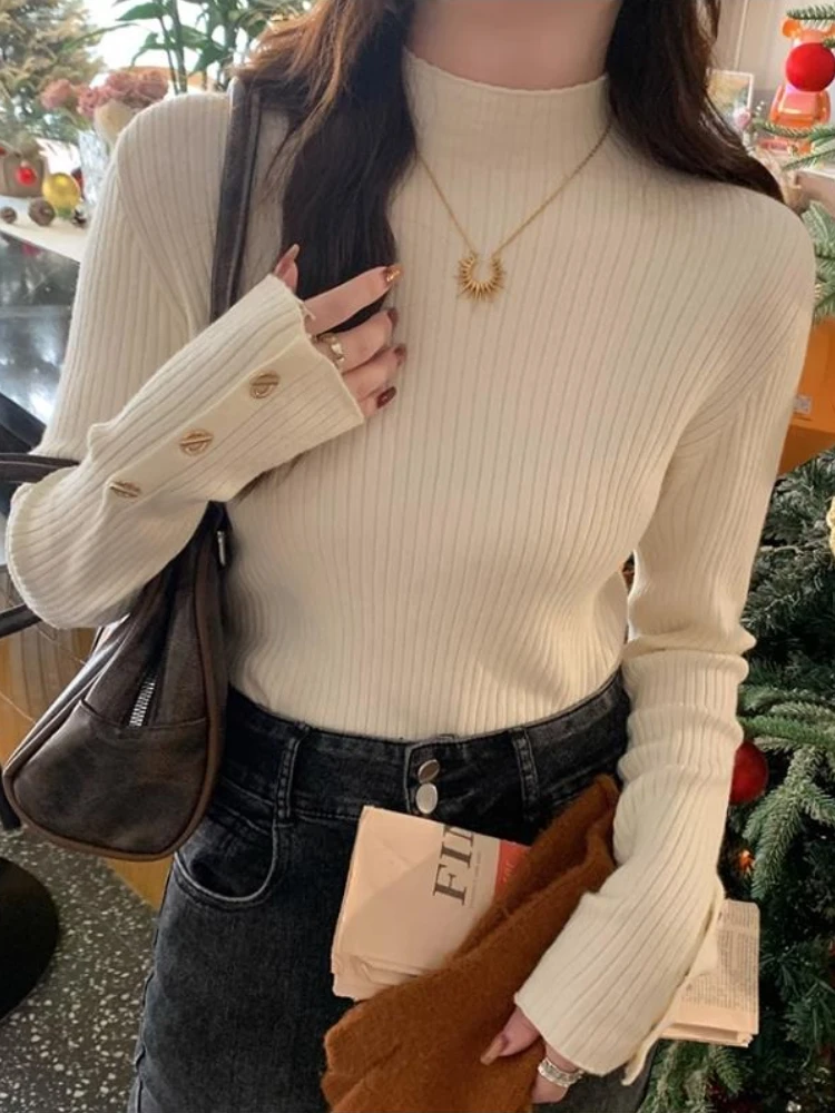 بلوفرات نسائية لخريف وشتاء 2025 سترات ضيقة محبوكة بأزرار صلبة وأكمام طويلة نصف ياقة عالية سترة نسائية غير رسمية