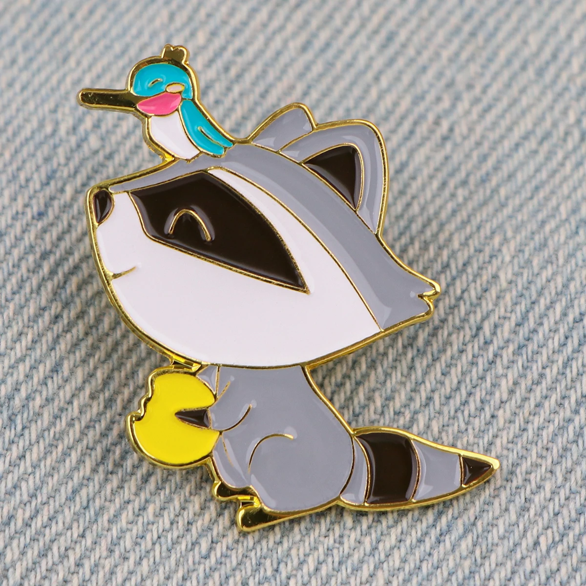 Cute Raccoon Enamel Pin Brooches For Women Lapel Pins Badge on Backpack Costume Accessories Fashion Jewelry Gifts for Friends