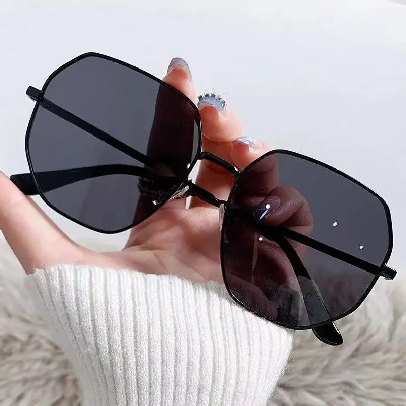 Modische Damen-Polygon-Sonnenbrille, schwarzes Metall, großer Rahmen, stilvolle, lässige Sonnenbrille für Reisen und Urlaub