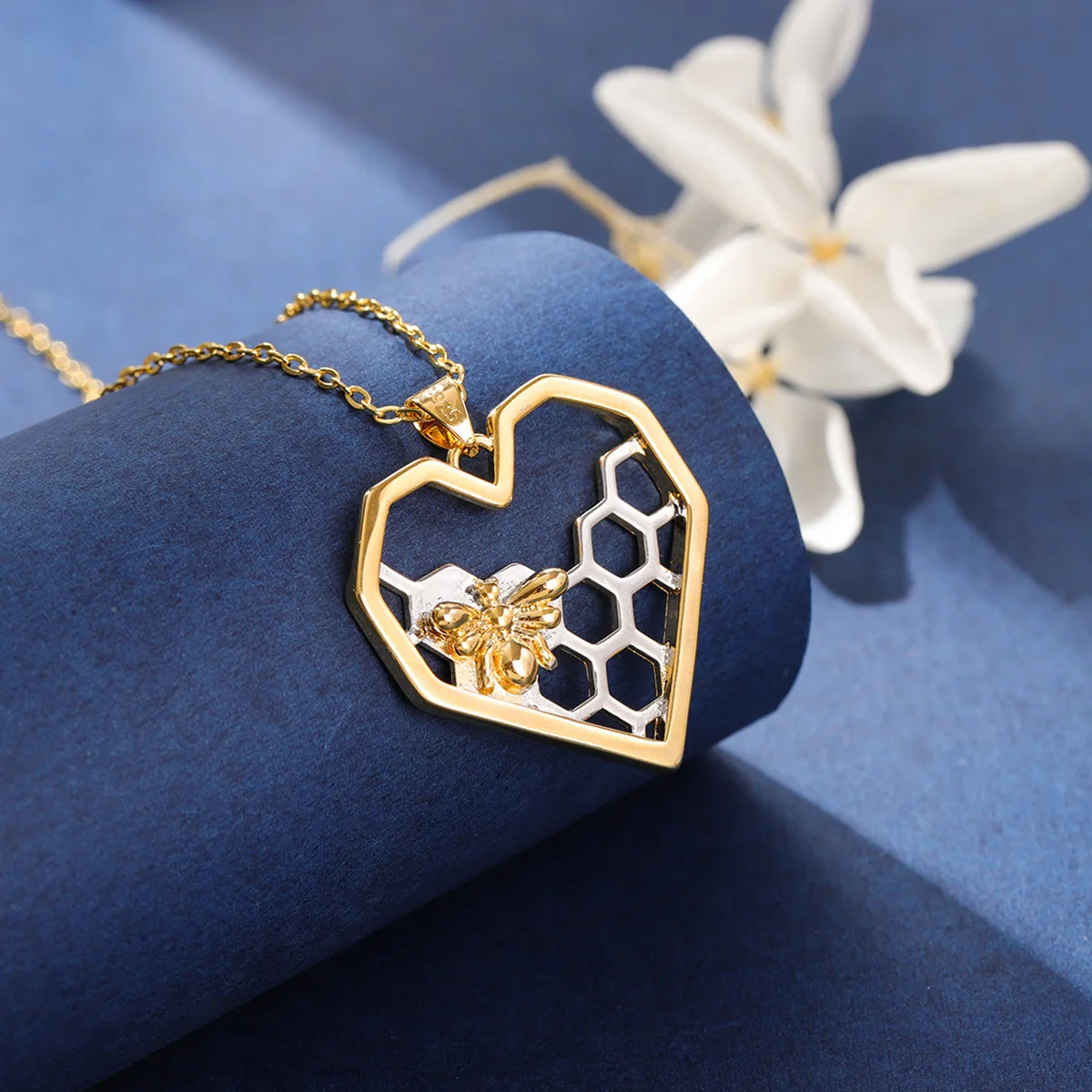 Neue Europäische Stil Persönlichkeit Waben Hohl Herz-förmigen 925 Sterling Silber Schmuck Kreative Biene Anhänger Halsketten XL126