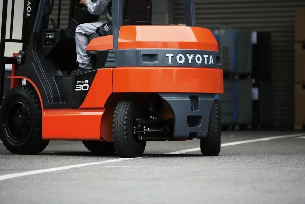 TOYOTA 8FB15 3300LB رافعة شوكية موازنة شاحنة كهربائية 4 عجلة 2 المرحلة الثلاثي الصاري LifePO4 بطارية للتخزين الداخلي
