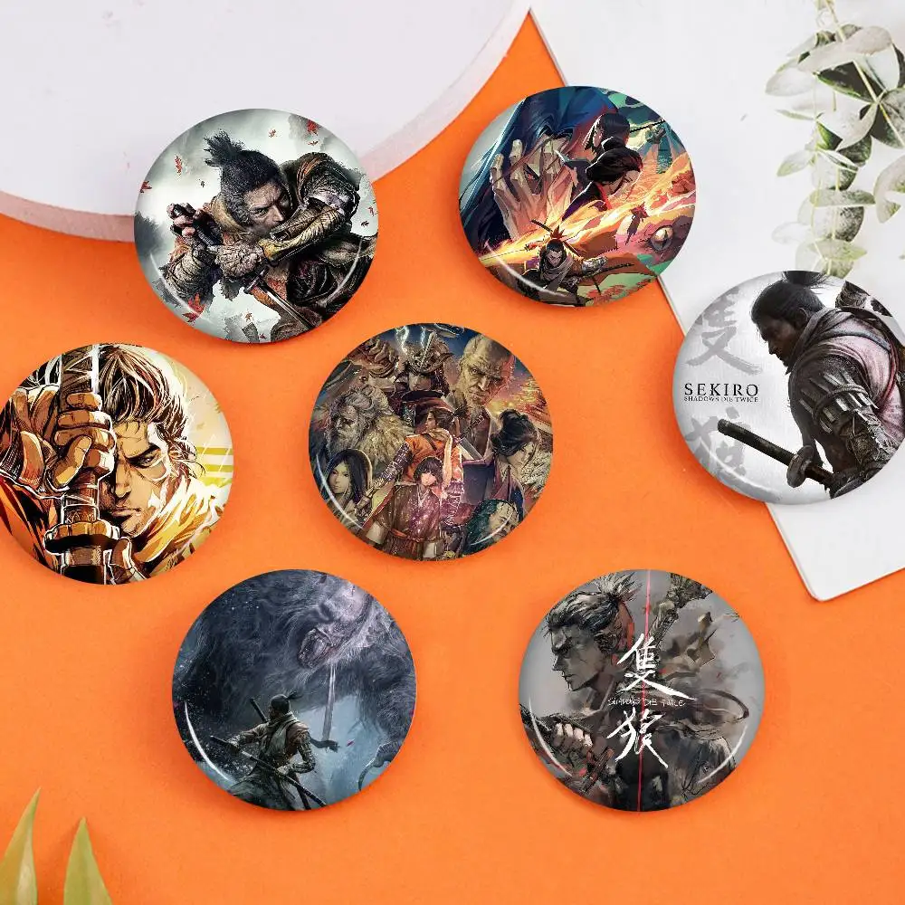 Juego Sekiro Shadows Die Twice 58mm broche hecho a mano insignia de Cosplay de dibujos animados en mochila accesorios de joyería regalos