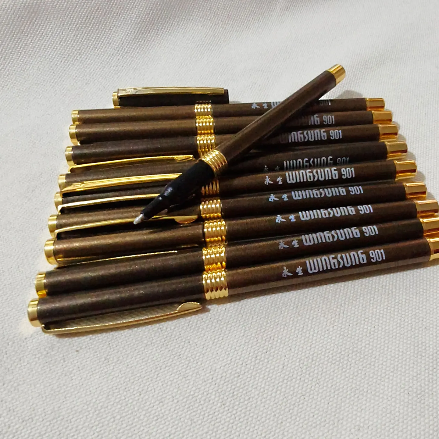 

Набор из 10 металлических шариковых ручек с черными чернилами для студентов и офиса. Распродажа по уценке. Ограниченное предложение.